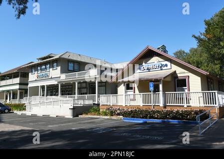 IRVINE, KALIFORNIEN - 9. April 2023: Das ehemalige Post- und General Store-Gebäude in der Altstadt von Irvine , jetzt Irvine Valley Veterinary Hospital und My D Stockfoto