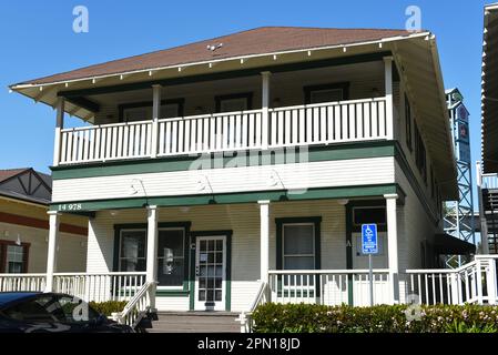 IRVINE, KALIFORNIEN - 9. April 2023: Das ehemalige Hotelgebäude in der Altstadt von Irvine, das heute als Bürogebäude genutzt wird. Stockfoto