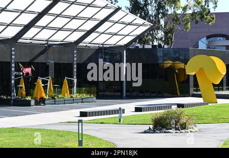 COSTA MESA, KALIFORNIEN - 3. April 2023: The RAM Sculpture and Vaca Restaurant im Town Center Park. Stockfoto