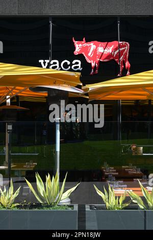 COSTA MESA, KALIFORNIEN - 3. April 2023: Vaca Restaurant mit authentischer spanischer Küche im Town Center Park. Stockfoto