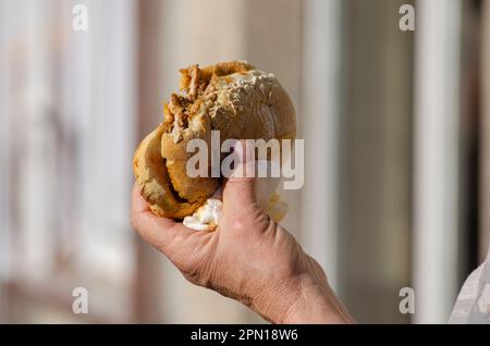 Typisches Schweinefleisch-Sandwich in portugal, genannt Bifana Stockfoto