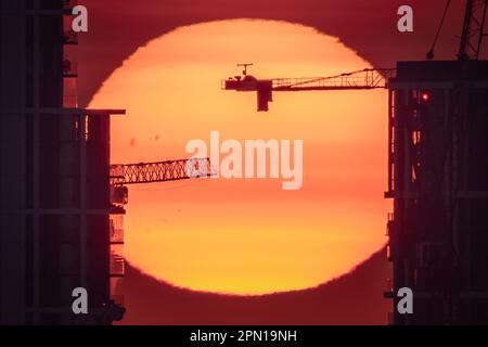 London, Großbritannien. 16. April 2023. UK Weather: Dramatischer Sonnenaufgang über den laufenden Wohnungsbau im Osten Londons, während sich die Temperaturen in der Stadt weiter erwärmen. Kredit: Guy Corbishley/Alamy Live News Stockfoto