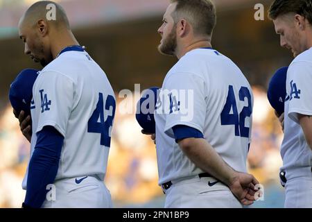 Los Angeles, Kalifornien, USA. 16. April 2023. Mookie Betts (links) sowie alle seine Teamkollegen und MLB-Mitspieler tragen die Nummer 42 zu Ehren von Jackie Robinson bei der Jackie Robinson Night im Dodger Stadium am 15. April 2023. (Kreditbild: © Mark Edward Harris/ZUMA Press Wire) NUR REDAKTIONELLE VERWENDUNG! Nicht für den kommerziellen GEBRAUCH! Stockfoto