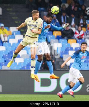 Neapel, Italien. 15. April 2023. ANDRE ZAMBO ANGUISSA von SSC Napoli, Center, und OLIVER ABILDGAARD NIELSEN von Verona kämpfen während ihres Meisterschaftsspiels „Serie A“ im Stadion Diego Armando Maradona in Neapel um den Ball. (Kreditbild: © Fabio Sasso/ZUMA Press Wire) NUR REDAKTIONELLE VERWENDUNG! Nicht für den kommerziellen GEBRAUCH! Stockfoto