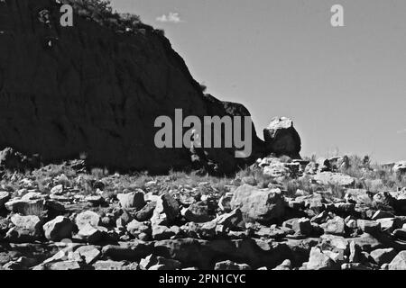 Rocky Shore und Bluffs am Ufer des Lake McKinsey im Texas Panhandle bei Amarillo, Sommer 2022. Stockfoto