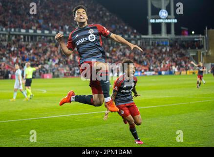 Toronto, Kanada. 15. April 2023. Brandon Servania (Vorderseite) des Toronto FC feiert nach einem Tor beim Major League Soccer (MLS)-Spiel 2023 zwischen dem Toronto FC und Atlanta United auf dem BMO Field in Toronto, Kanada, am 15. April 2023. Kredit: Zou Zheng/Xinhua/Alamy Live News Stockfoto