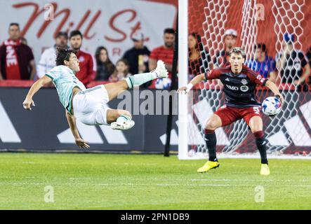 Toronto, Kanada. 15. April 2023. Santiago Sosa (L) von Atlanta United schießt am 15. April 2023 beim Major League Soccer (MLS)-Spiel 2023 zwischen dem FC Toronto und Atlanta United auf dem BMO Field in Toronto, Kanada. Kredit: Zou Zheng/Xinhua/Alamy Live News Stockfoto