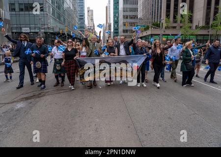 New York, Usa. 15. April 2023. Die Teilnehmer marschieren auf der 25. Jährlichen Tartan Day Parade in Manhattan. Kredit: SOPA Images Limited/Alamy Live News Stockfoto