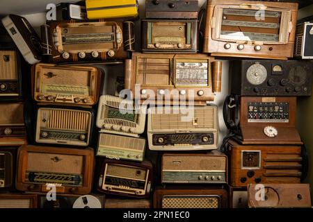 Sammlung von Radio- und Telefonempfängern im Retro-Stil um 1950. Musik hören. Altes gefiltertes instagram-Foto im alten Stil. Hochwertiges Foto Stockfoto