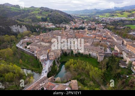 Die Stadt Urbania in der Region Marken in Italien aus der Vogelperspektive Stockfoto