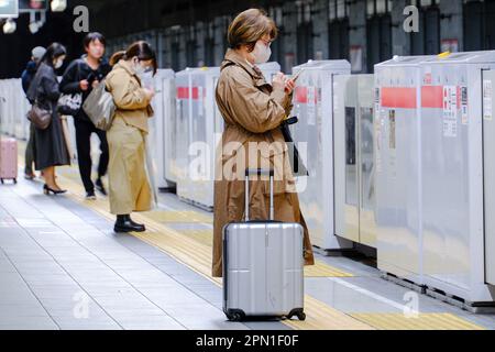 Tokio, Japan. 15. April 2023. Am Bahnsteig des Bahnhofs JR Tokyo warten Leute auf Züge. Kredit: SOPA Images Limited/Alamy Live News Stockfoto