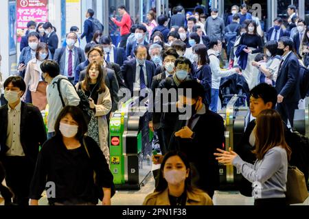 Tokio, Japan. 14. April 2023. Die Leute überqueren die Halle des JR Tokyo Bahnhofs, um zu ihrem Arbeitsplatz oder Zuhause zu gelangen. Kredit: SOPA Images Limited/Alamy Live News Stockfoto