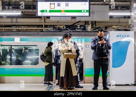 Tokio, Japan. 14. April 2023. Am Bahnsteig des Bahnhofs JR Tokyo warten Leute auf Züge. Kredit: SOPA Images Limited/Alamy Live News Stockfoto