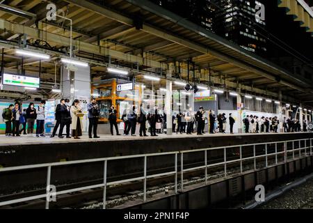 Tokio, Japan. 14. April 2023. Am Bahnsteig des Bahnhofs JR Tokyo warten Leute auf Züge. Kredit: SOPA Images Limited/Alamy Live News Stockfoto