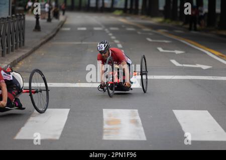 Athlet mit seinem Spezialrad auf einer City Track während eines Rennens. Stockfoto