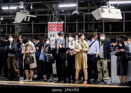 Tokio, Japan. 14. April 2023. Am Bahnsteig des Bahnhofs JR Tokyo warten Leute auf Züge. (Foto: James Matsumoto/SOPA Images/Sipa USA) Guthaben: SIPA USA/Alamy Live News Stockfoto