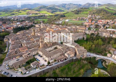 Die Stadt Urbania in der Region Marken in Italien aus der Vogelperspektive Stockfoto