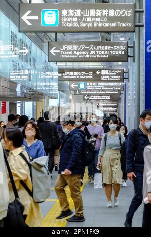 Tokio, Japan. 14. April 2023. Die Leute überqueren die Halle des JR Tokyo Bahnhofs, um zu ihrem Arbeitsplatz oder Zuhause zu gelangen. (Foto: James Matsumoto/SOPA Images/Sipa USA) Guthaben: SIPA USA/Alamy Live News Stockfoto