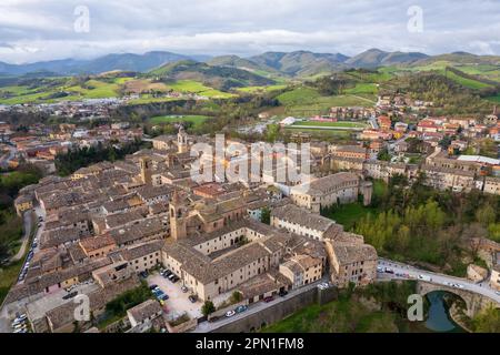 Die Stadt Urbania in der Region Marken in Italien aus der Vogelperspektive Stockfoto