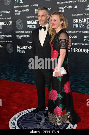 Jeremy Strong & Dr. Emma Wall bei der Preisverleihung für Wissenschaft und Mathematik 2023 im Academy Museum. Bild: Paul Smith-Featureflash Stockfoto
