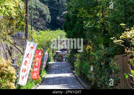 Kyoto Japan 2023. April, Otoyo Jinja-Schrein mit Mäusestatuen, der den Schrein beherbergt, in dem der Gott der Vermittlung zu Gast ist, Kyoto, Japan Stockfoto