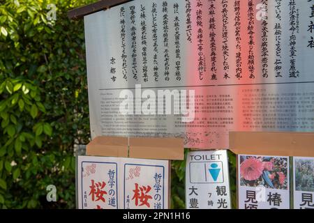 Kyoto Japan 2023. April, Otoyo Jinja-Schrein mit Mäusestatuen, der den Schrein beherbergt, in dem der Gott der Vermittlung zu Gast ist, Kyoto, Japan Stockfoto