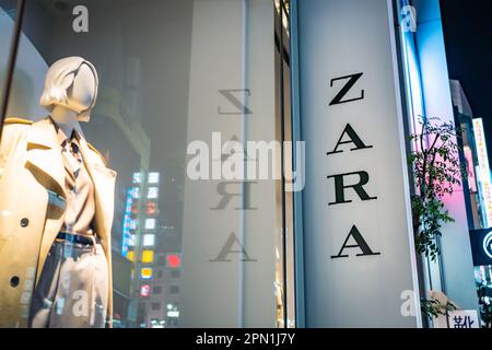 Tokio, Japan - 14. Februar 2023: Zara-Logo vor dem Shop in Japan. Stockfoto
