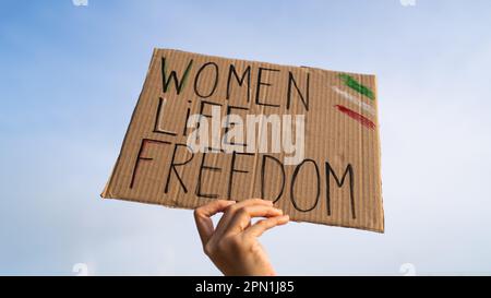 Demonstranten mit Plakat „Frauen, Leben, Freiheit“ Stockfoto