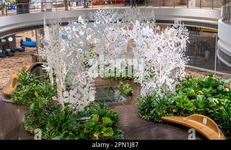 Farbenfrohe Stahlskulptur in einem Abflugterminal am Changi International Airport in Singapur Stockfoto