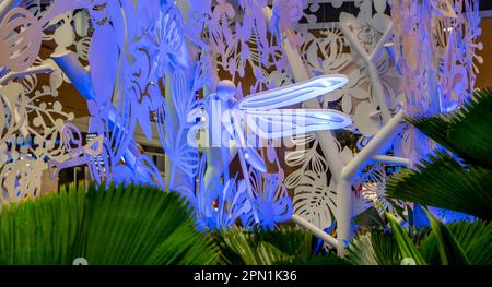 Farbenfrohe Stahlskulptur in einem Abflugterminal am Changi International Airport in Singapur Stockfoto