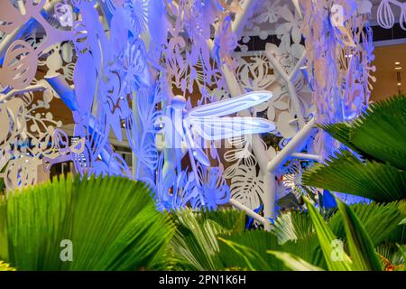 Farbenfrohe Stahlskulptur in einem Abflugterminal am Changi International Airport in Singapur Stockfoto