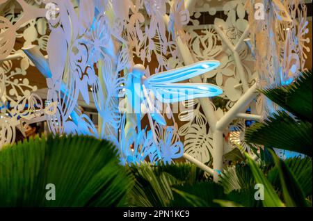 Farbenfrohe Stahlskulptur in einem Abflugterminal am Changi International Airport in Singapur Stockfoto