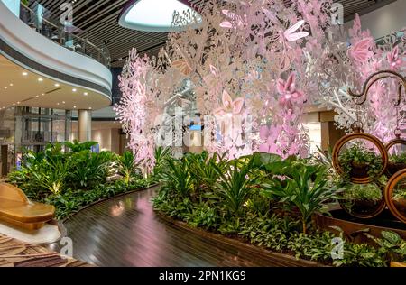 Farbenfrohe Stahlskulptur in einem Abflugterminal am Changi International Airport in Singapur Stockfoto