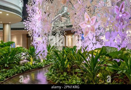 Farbenfrohe Stahlskulptur in einem Abflugterminal am Changi International Airport in Singapur Stockfoto