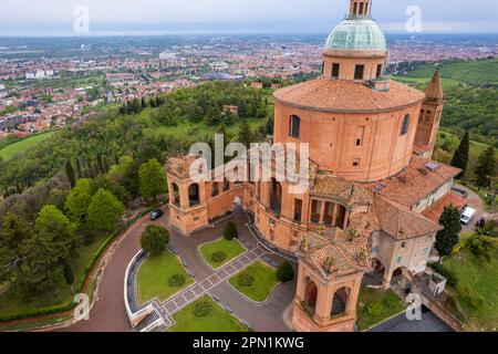 Luftaufnahme des Heiligtums Madonna di San Luca in Bologna Stockfoto