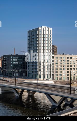 Atlantinsilta-Brücke im Morgenlicht im neu gebauten Wohnviertel Jätkäsaari oder Länsisatama in Helsinki, Finnland Stockfoto