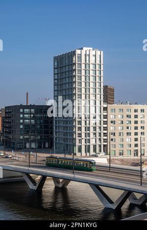 Straßenbahn 405 der Linie 9, die die Atlantinsilta-Brücke im neu gebauten Wohnviertel Jätkäsaari oder Länsisatama in Helsinki, Finnland, überquert Stockfoto