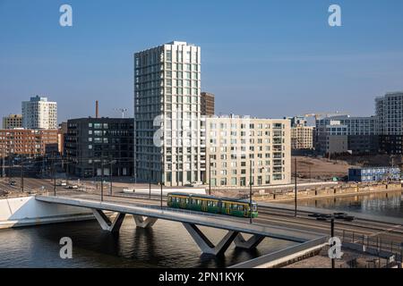 Von oben aus bietet sich ein Blick auf die Straßenbahn 427 der Linie 9, die die Atlantinsilta-Brücke im neu gebauten Länsisatama oder Jätkäsaari-Wohnviertel von Helsinki, Finnland, überquert Stockfoto