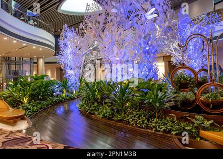 Farbenfrohe Stahlskulptur in einem Abflugterminal am Changi International Airport in Singapur Stockfoto