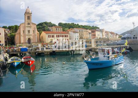 Fischerboot bei der Kirche Notre-Dame-des-Anges, Hafen von Port Vendres, Pyrénées-Orientales, Languedoc-Roussillon, Suedfrankreich, Frankreich, Europa Stockfoto