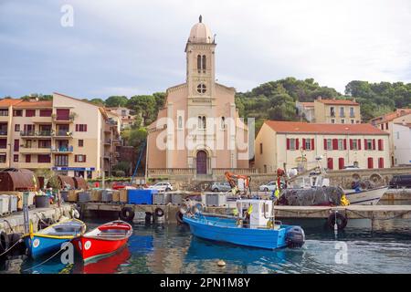 Fischerboot bei der Kirche Notre-Dame-des-Anges, Hafen von Port Vendres, Pyrénées-Orientales, Languedoc-Roussillon, Suedfrankreich, Frankreich, Europa Stockfoto