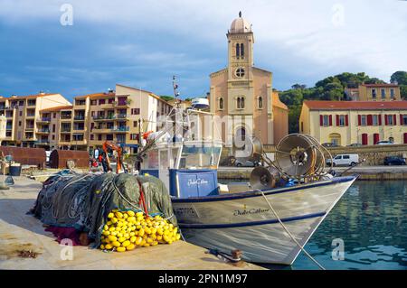 Fischerboot bei der Kirche Notre-Dame-des-Anges, Hafen von Port Vendres, Pyrénées-Orientales, Languedoc-Roussillon, Suedfrankreich, Frankreich, Europa Stockfoto