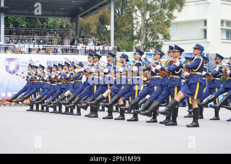 (230416) -- HONGKONG, 16. April 2023 (Xinhua) -- Ehrengarde führt während eines Open-Day-Events an der Hong Kong Correctional Service Academy, Südchina Hong Kong, 15. April 2023, Gänsehaut nach chinesischer Art auf. Die Sonderverwaltungsregion Hongkong (HKSAR) veranstaltete am Samstag eine Reihe von Aktivitäten anlässlich des jährlichen Nationalfeiertages für Sicherheitserziehung unter dem Motto „Nationale Sicherheit, Stiftung für Stabilität und Wohlstand“. (Abteilung für Informationsdienste der Regierung der HKSAR/Unterlagen über Xinhua) Stockfoto