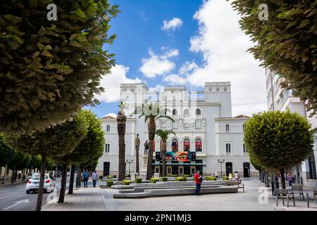 Badajoz, Spanien - 24. Juni 2022: Theater López de Ayala am Tag auf dem Platz Badajoz Stockfoto