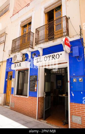 Badajoz, Spanien - 24. Juni 2022: Typische Bar mit blauem Eingang in Badajoz mit Niemand Stockfoto