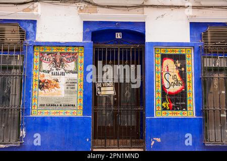 Badajoz, Spanien - 24. Juni 2022: Eingangshalle mit geschlossenem Metalltor, Verkaufsankündigung und Retro-Poster für Stierkämpfe Stockfoto