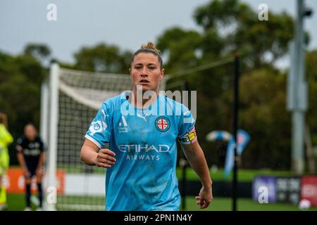 Cranbourne East, Australien. 15. April 2023 Melbourne City Forward Rhianna Pollicina bereitet sich auf einen Einwurf vor. Kredit: James Forrester/Alamy Live News Stockfoto