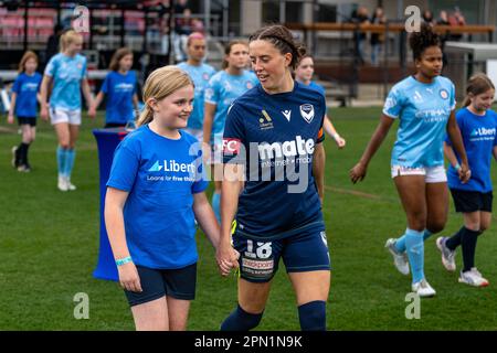 Cranbourne East, Australien. 15. April 2023 Kayla Ann Morrison von Melbourne Victory betritt das Spielfeld für den Spielbeginn. Kredit: James Forrester/Alamy Live News Stockfoto