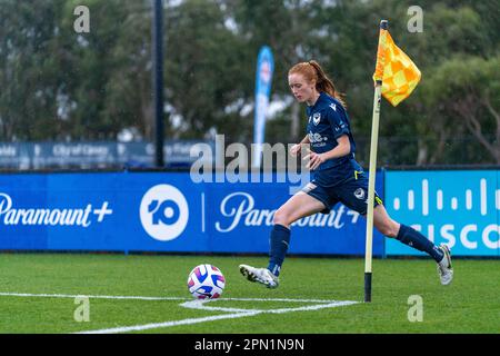 Cranbourne East, Australien. 15. April 2023 Beatrice Goad von Melbourne Victory nimmt eine Ecke für Melbourne Victory ein. Kredit: James Forrester/Alamy Live News Stockfoto