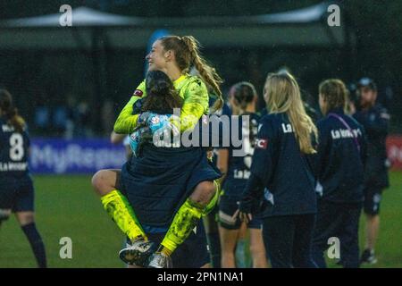 Cranbourne East, Australien. 15. April 2023 Die Melbourne Victory Torhüterin feiert den Sieg im Finale mit ihrem Team, während der Regen herunterströmt. Kredit: James Forrester/Alamy Live News Stockfoto